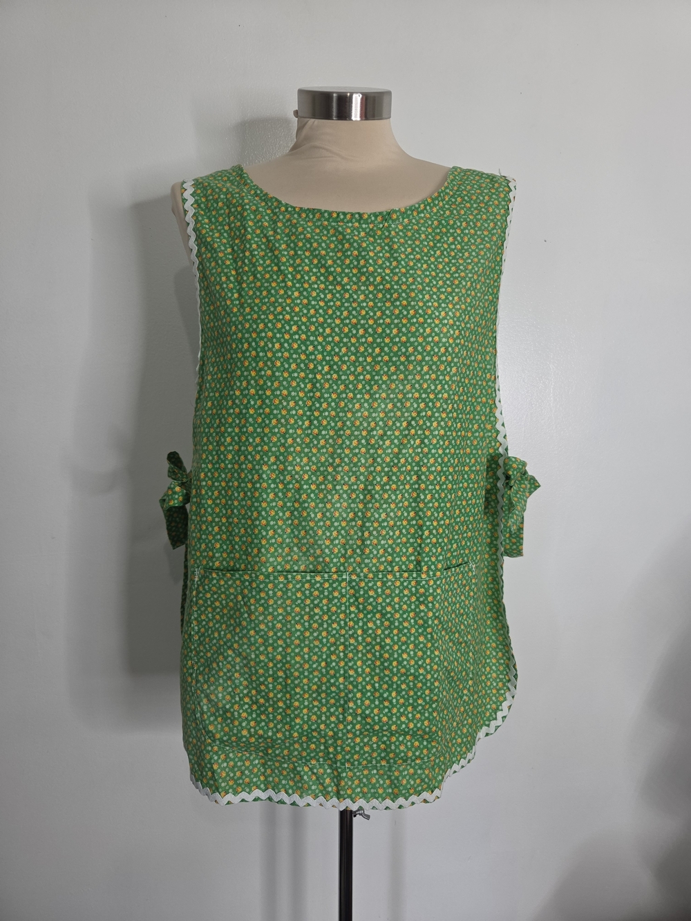 Vintage Handmade Green Calico Floral Cobbler Smock Apron Pockets Rickrack